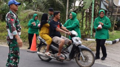 Kodim 0625 Pangandaran Bagi-Bagi Takjil Hingga ke Depan Masjid Kubah Baret Bintang 4