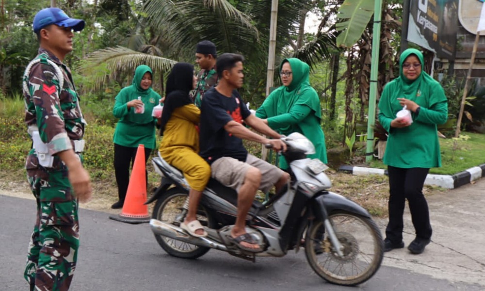Kodim 0625 Pangandaran Bagi-Bagi Takjil Hingga ke Depan Masjid Kubah Baret Bintang 4
