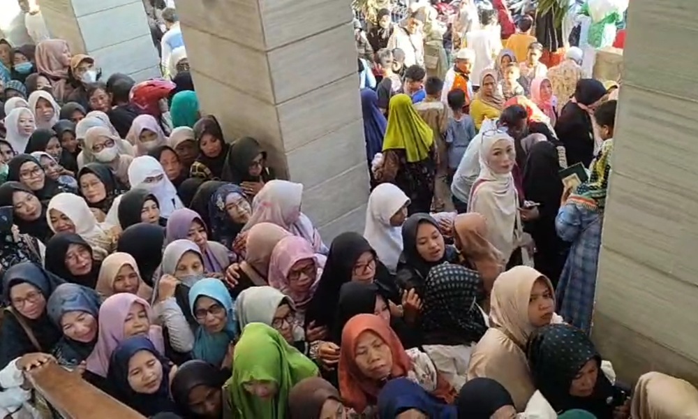 Pembagian Takjil dan Al-Qur'an di Pangandaran Diserbu Ribuan Warga