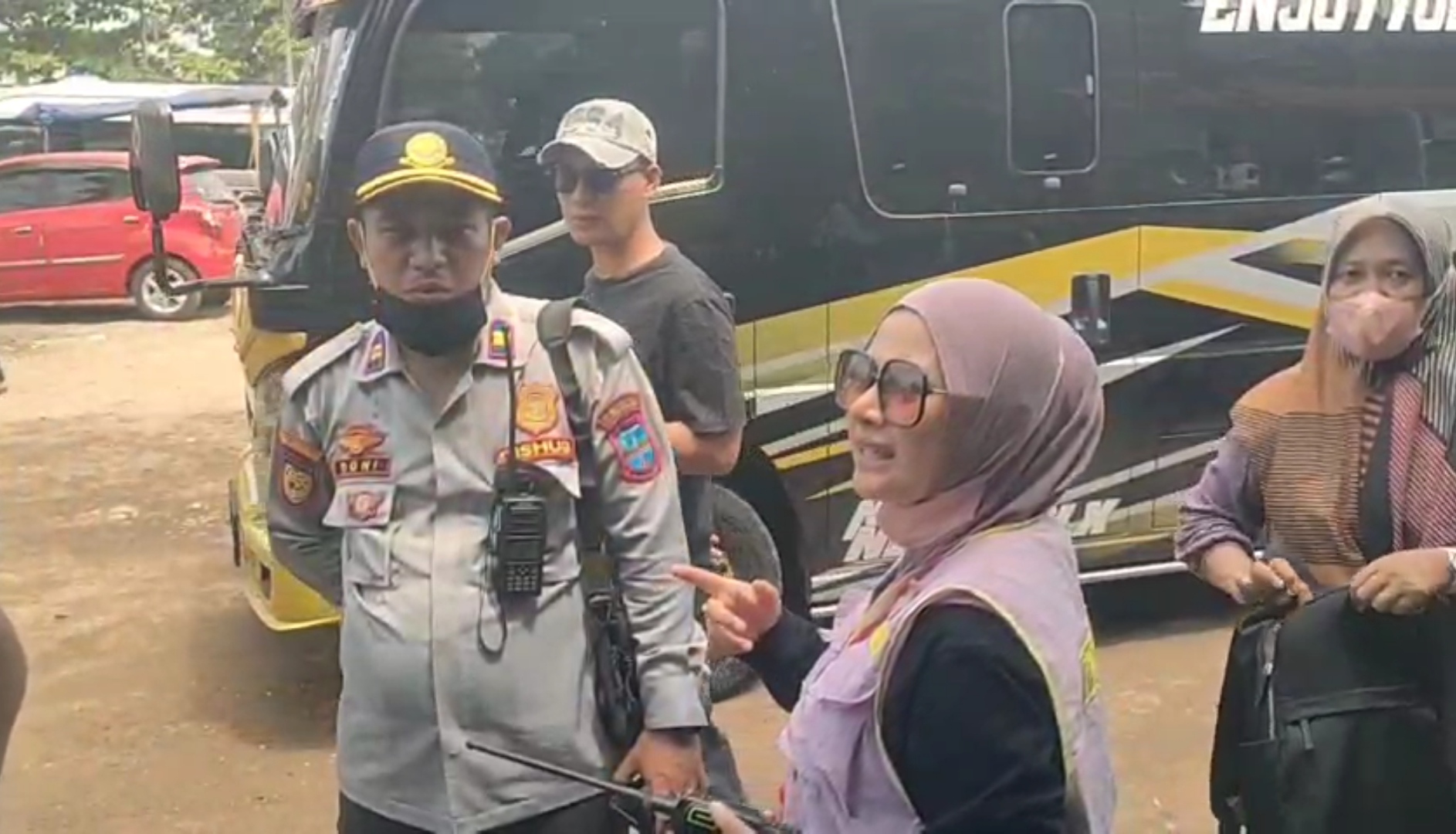 Pantau Parkir Wisata, Citra Pitriyami Ikut Atur Lalu Lintas dan Layani Wisatawan