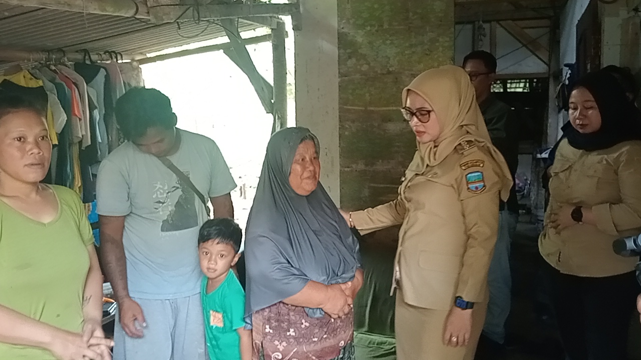 Bupati Citra Pitriyami Tinjau Rumah Warga di Desa Babakan, Dapat Bantuan Rutilahu
