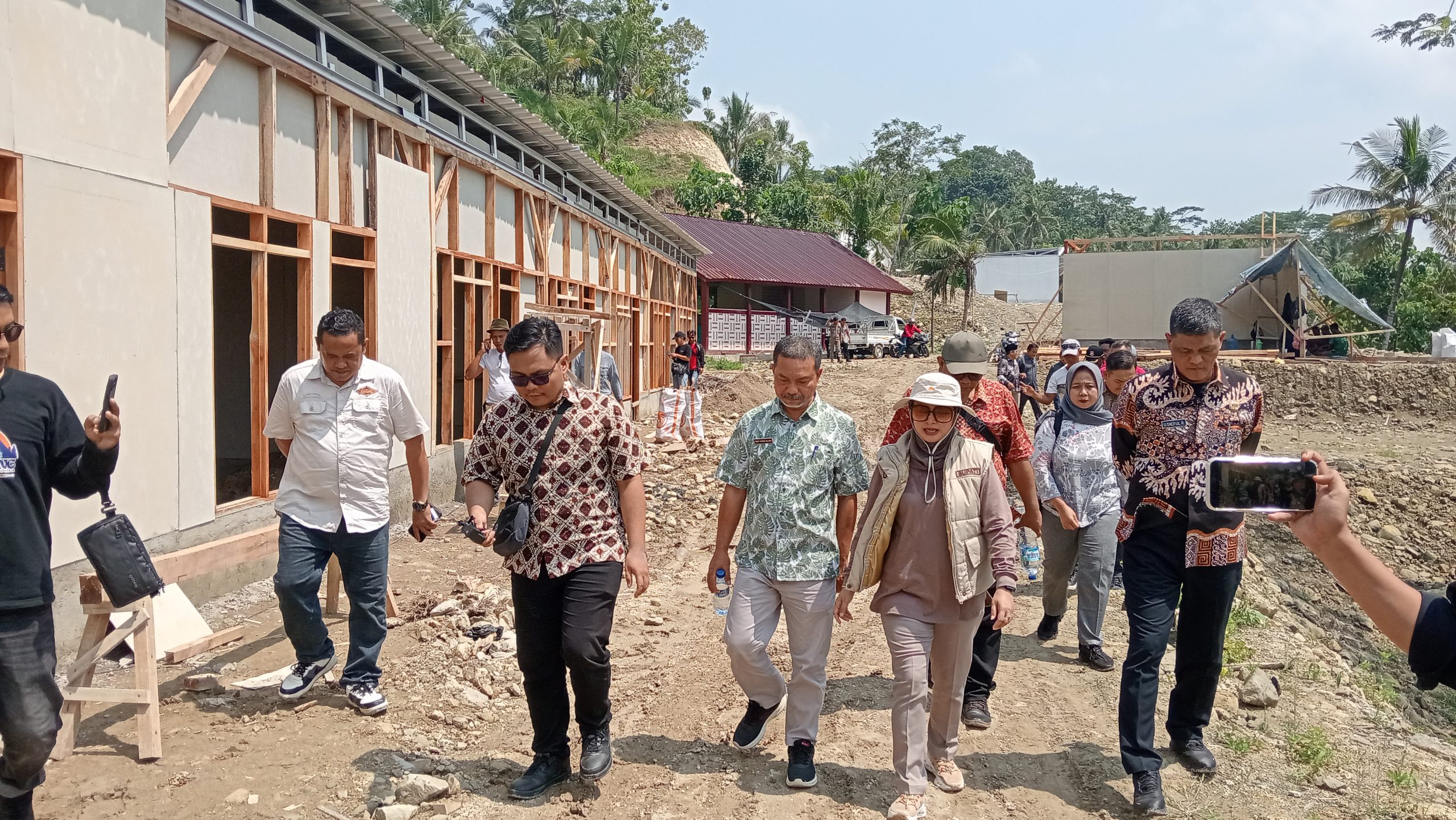Bupati Citra Tinjau Hunian Relokasi, Soroti Progres Pembangunan yang Tertinggal